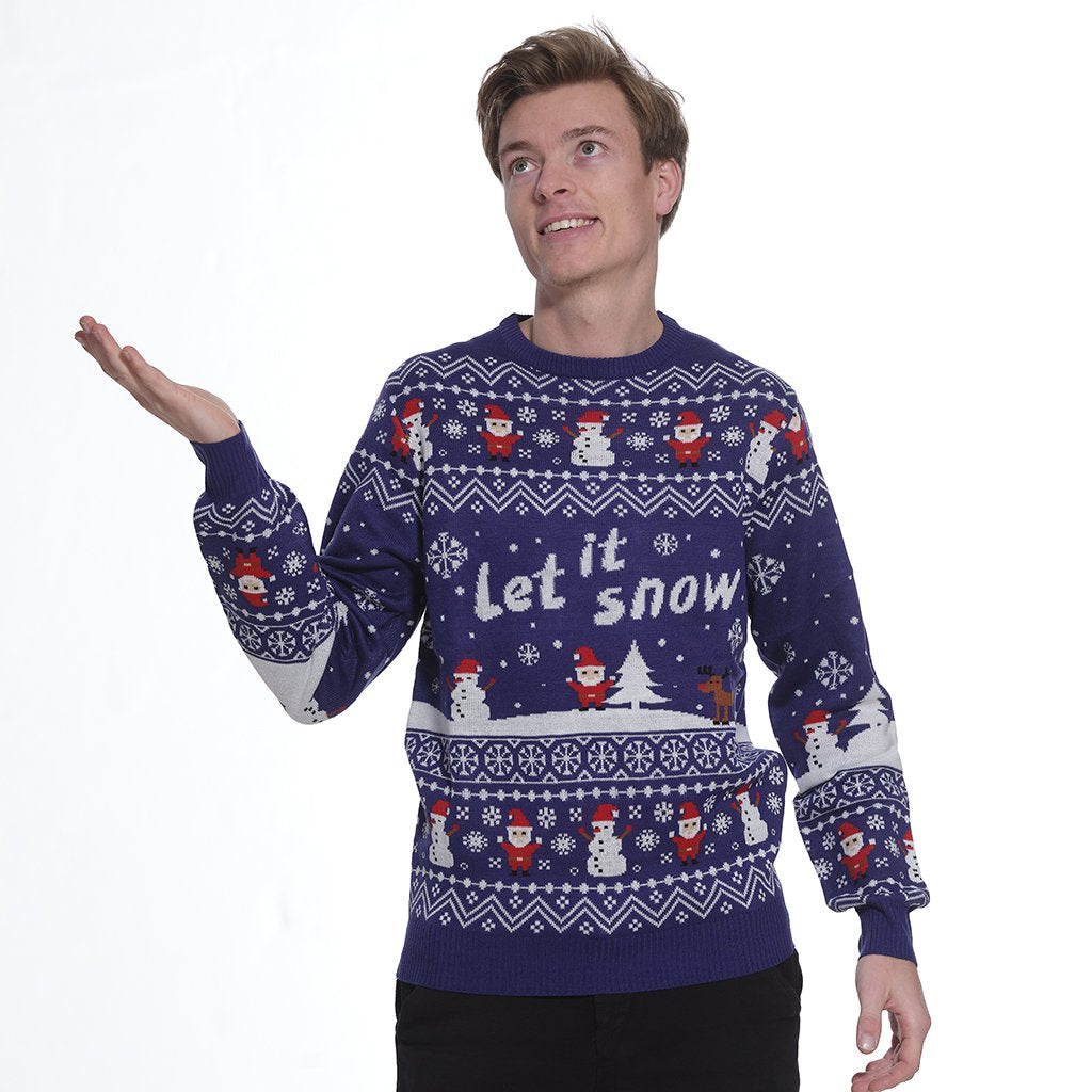 Un homme portant un pull bleu de Noël avec la citation